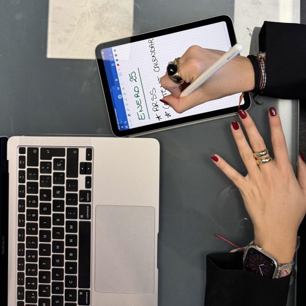 foto manos escribiendo en tablet